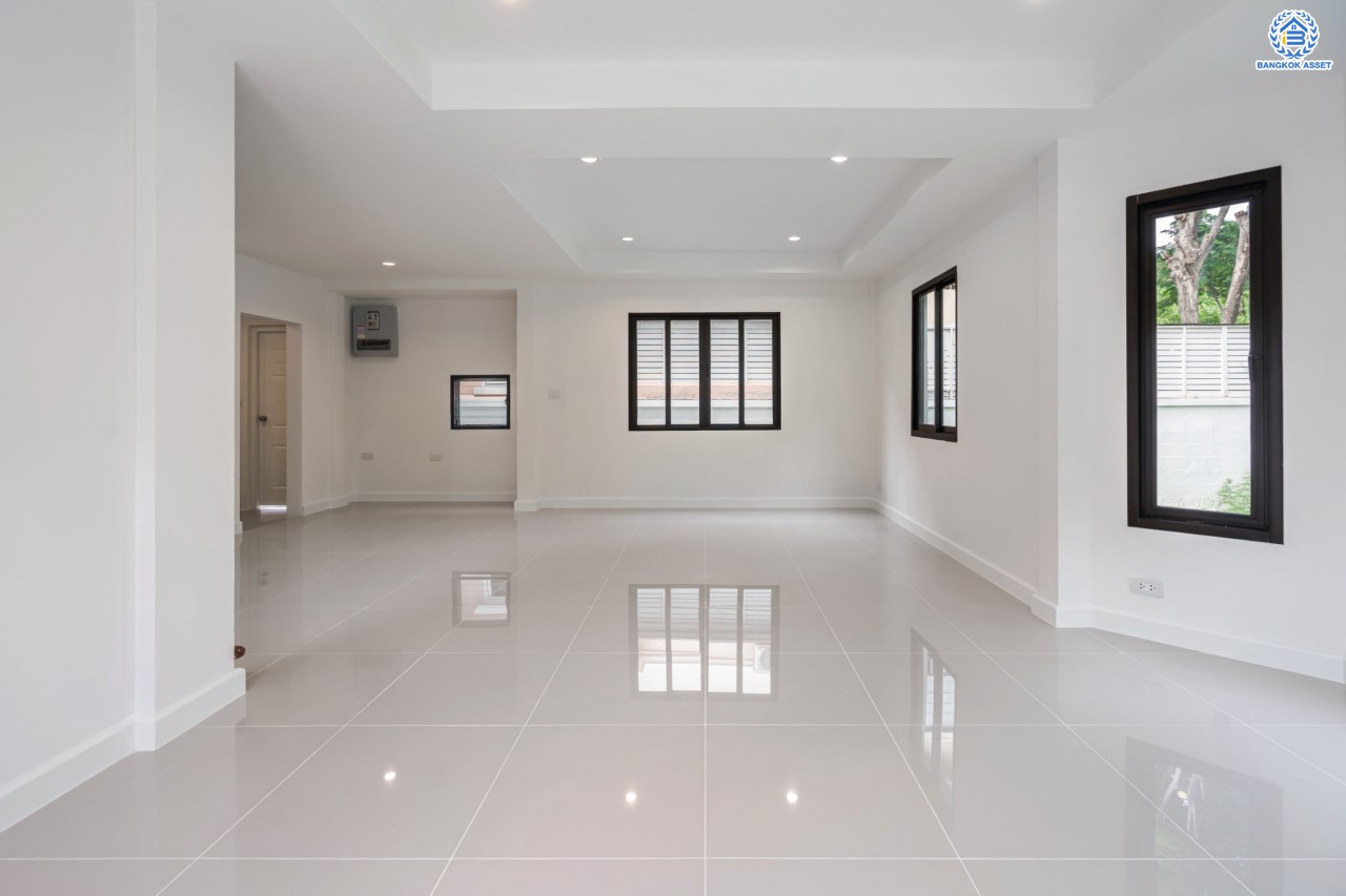 บ้านมือสองตกแต่งใหม่ แบรนด์ LH ม.ชัยพฤกษ์ วัดลาดปลาดุก หลังมุม ตอบโจทย์ทุกการอยู่อาศัย เนื้อที่ 69.2 ตร.ว. ฟังก์ชัน 3 ห้องนอน 2 ห้องน้ำ 1 ที่จอดรถ บนทำเลดีที่สุด! ใกล้เซ็นทรัลเวสต์เกต ทางด่วน "กาญจนาภิเษก" และเพียง 10 นาที ถึงรถไฟฟ้า "สถานีคลองบางไผ่"